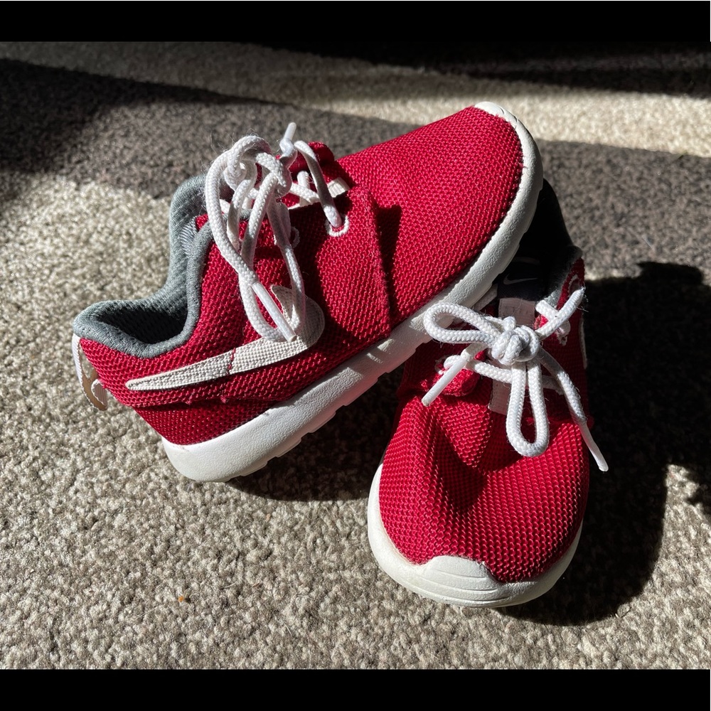 Boys 8c Nike Roshes